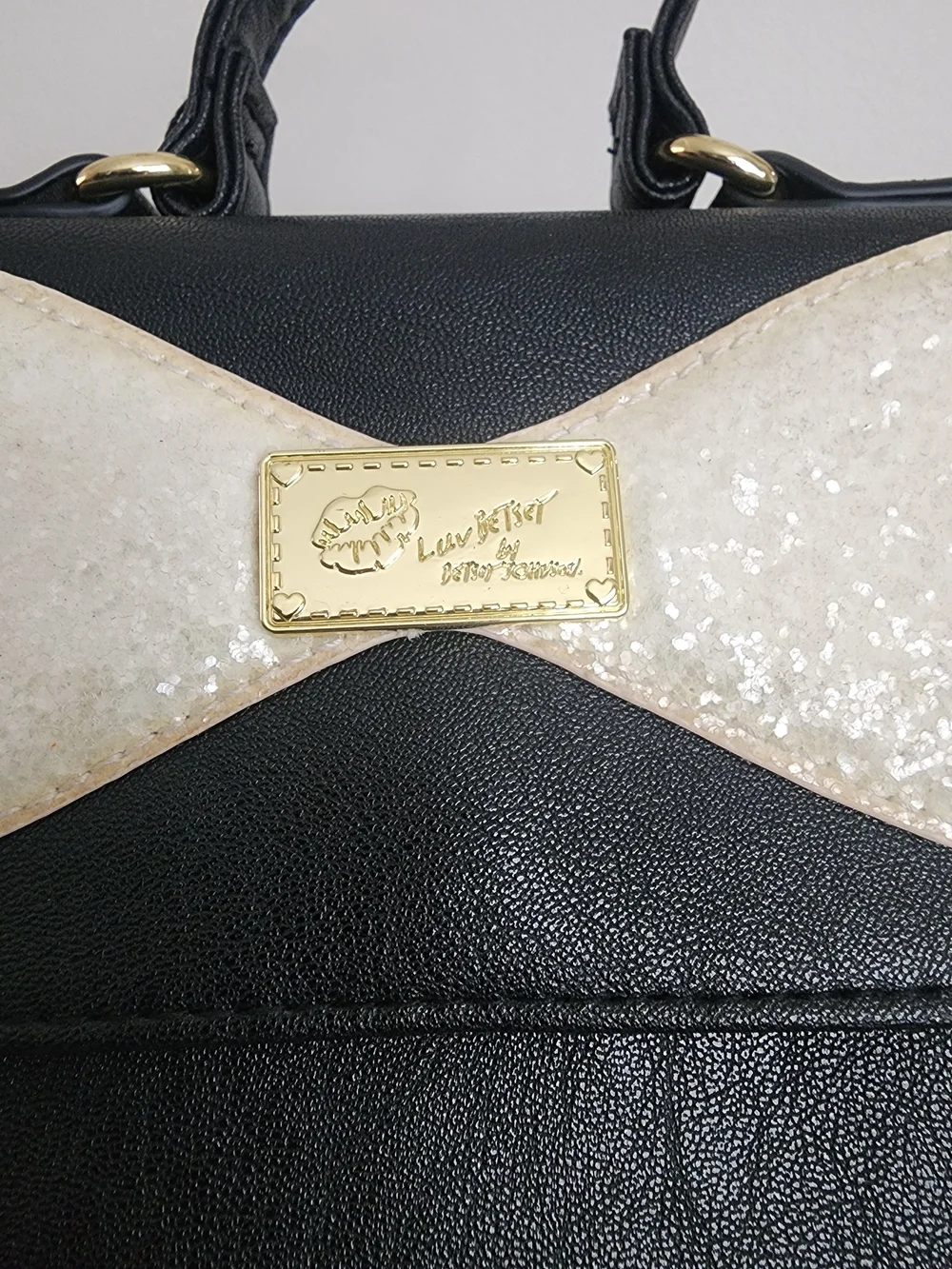 EUC Luv Betsey by Betsey Johnson Black crossbody Bag w/offwhite glitter bow